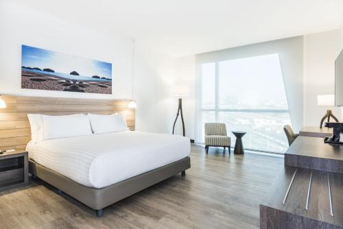 a hotel room with a bed and a desk at Holiday Inn Express - Barranquilla Buenavista by IHG in Barranquilla
