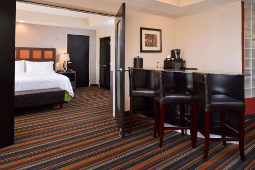 Giường trong phòng chung tại The Holiday Inn Amarillo West Medical Center by IHG