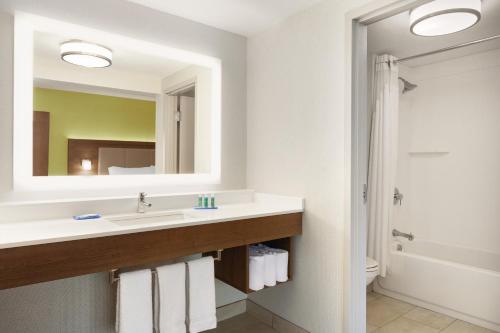 A bathroom at Holiday Inn Express Hartford South - Rocky Hill, an IHG Hotel