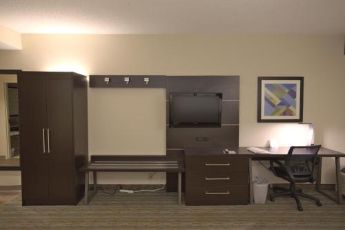 Holiday Inn Express Anderson I-85 - Exit 27- Highway 81 by IHGにあるテレビまたはエンターテインメントセンター