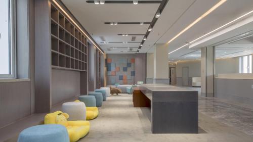 an office with a row of chairs and a row of desks at Holiday Inn Express Beijing Badaling by IHG in Yanqing