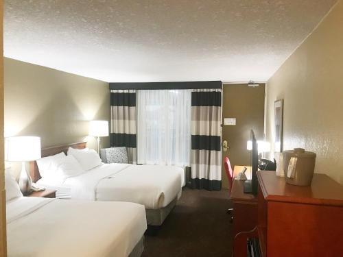 En eller flere senger på et rom på Holiday Inn Alexandria, an IHG Hotel