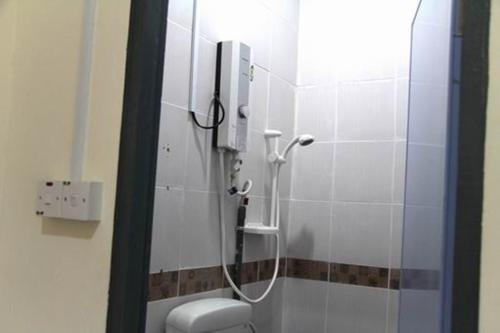 bagno con doccia e servizi igienici di Kinabalu Poring Vacation Lodge a Kampung Poring