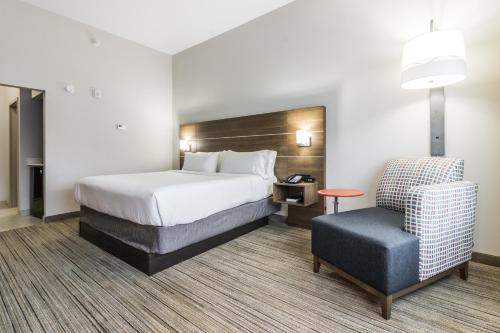 ヴィラ・リカにあるHoliday Inn Express - Villa Rica by IHGのベッドと椅子のあるホテルの部屋