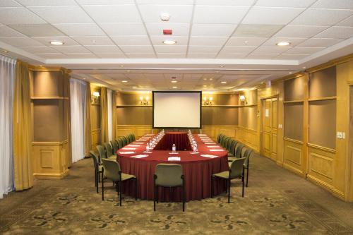 a conference room with a table and chairs and a screen at Holiday Inn Express Guanajuato by IHG in Guanajuato