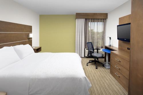 Un pat sau paturi într-o cameră la Holiday Inn Express Andover North - Lawrence, an IHG Hotel