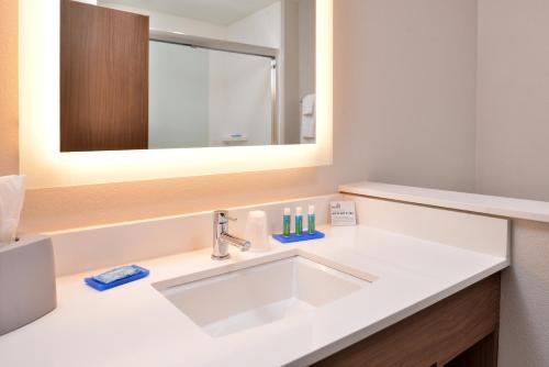 Ένα μπάνιο στο Holiday Inn Express - Early by IHG