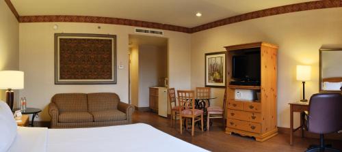 ein Hotelzimmer mit einem Bett und einem Wohnzimmer in der Unterkunft Holiday Inn Express Silao-Aeropuerto Bajio, an IHG Hotel in Silao