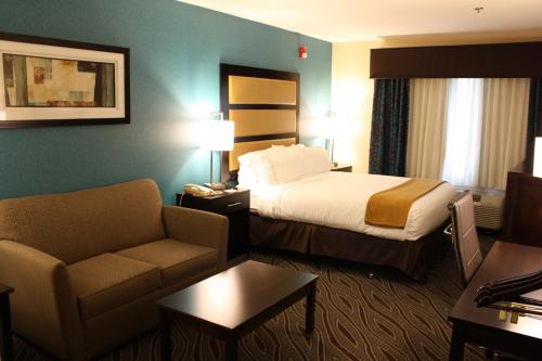 เตียงในห้องที่ Holiday Inn Express - Ludlow - Chicopee Area, an IHG Hotel
