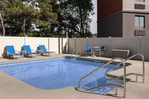 Kolam renang di atau dekat dengan Holiday Inn Express Boston - Saugus by IHG