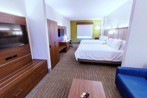 een hotelkamer met een bed en een flatscreen-tv bij Holiday Inn Express Hotel & Suites Crestview South I-10, an IHG Hotel in Crestview