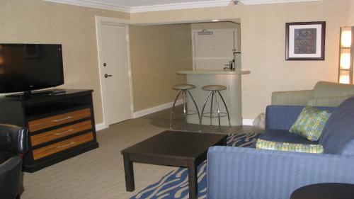 Televisyen dan/atau pusat hiburan di Doubletree By Hilton Concord Downtown