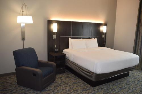 Un pat sau paturi într-o cameră la Candlewood Suites - Nashville Metro Center, an IHG Hotel