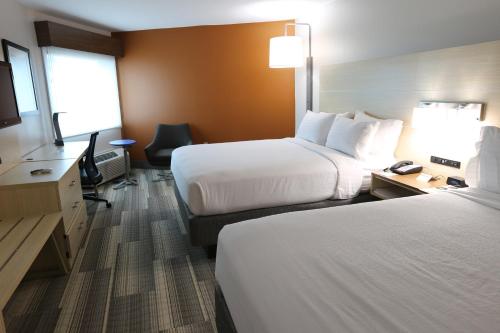 En eller flere senge i et værelse på Holiday Inn Express - Biloxi - Beach Blvd, an IHG Hotel