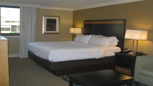 Katil atau katil-katil dalam bilik di Doubletree By Hilton Concord Downtown