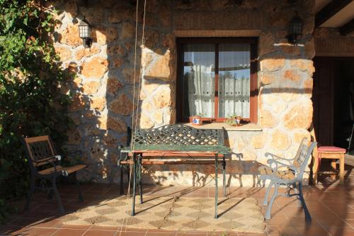una sedia seduta su un patio di fronte a una finestra di Casa Rural Baobab a Romancos
