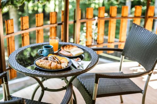 Una mesa con un plato de pan y pasteles encima. en Elatos Luxury Villas Erato, en Sinaia