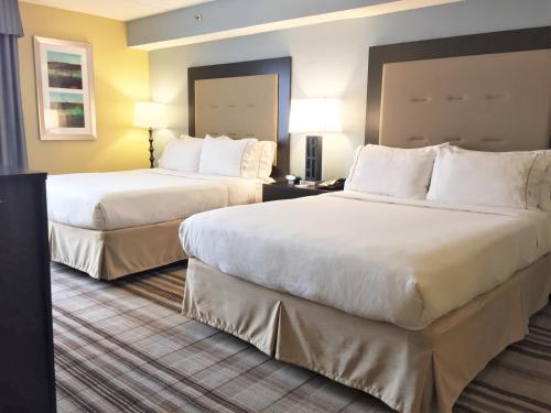 Un pat sau paturi într-o cameră la Holiday Inn Express Chicago NW - Arlington Heights, an IHG Hotel