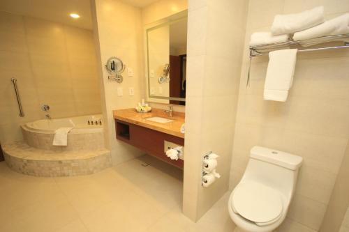 Ванная комната в Holiday Inn & Suites Plaza Mayor by IHG