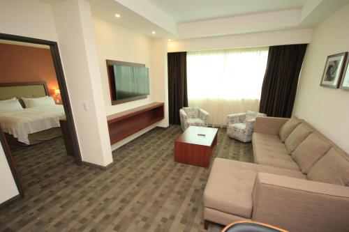 Кровать или кровати в номере Holiday Inn & Suites Plaza Mayor by IHG
