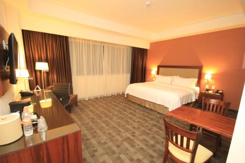 Кровать или кровати в номере Holiday Inn & Suites Plaza Mayor by IHG