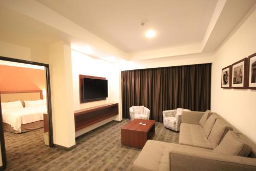 Гостиная зона в Holiday Inn & Suites Plaza Mayor by IHG