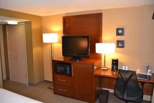 TV a/nebo společenská místnost v ubytování Holiday Inn Express Washington DC Silver Spring by IHG
