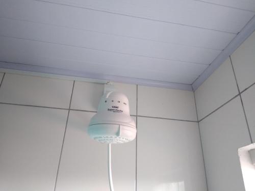 a light hanging from the ceiling of a bathroom at Pousada Recanto Cruzeiro in Barreirinhas