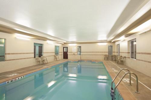 una grande piscina in un edificio di Holiday Inn Express Le Roy, an IHG Hotel a Le Roy