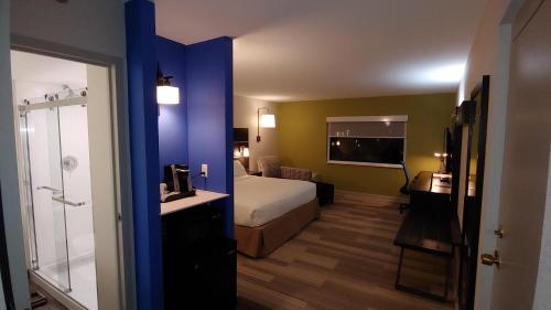 Кровать или кровати в номере Holiday Inn Express Schaumburg-Rolling Meadows by IHG