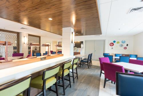 Area soggiorno di Holiday Inn Express Charleston US Highway 17 & I-526 by IHG