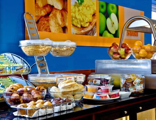 ein Buffet mit Brot und anderen Speisen auf dem Tisch in der Unterkunft Holiday Inn Express Shrewsbury by IHG in Shrewsbury