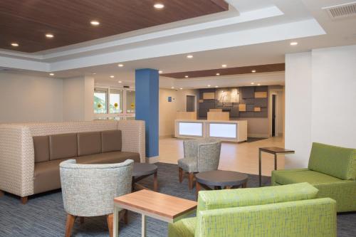 Posezení v ubytování Holiday Inn Express Chelmsford by IHG