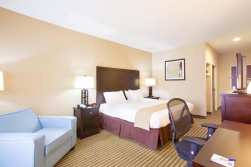 una camera d'albergo con letto e divano di Holiday Inn Express Le Roy, an IHG Hotel a Le Roy
