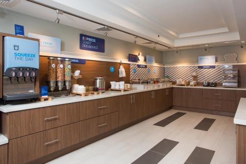 Kuchyň nebo kuchyňský kout v ubytování Holiday Inn Express Chelmsford by IHG