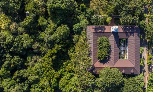 an overhead view of a house in the forest at Hotel del Parque in Guayaquil