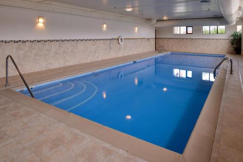 a swimming pool with a blue floor and blue walls at Holiday Inn Express Crestwood, an IHG Hotel in Crestwood