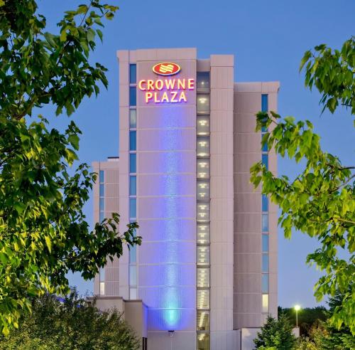 a rendering of the grove plaza hotel at Crowne Plaza Chicago O'Hare Hotel & Conference Center by IHG in Rosemont