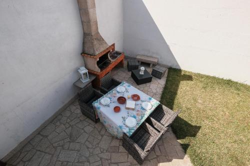 
a table topped with a blanket and a flower pot at Home of pilgrims d`Apúlia in Apúlia
