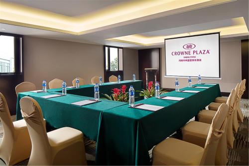 Kawasan bisnes dan/atau bilik persidangan di Crowne Plaza Zhengzhou by IHG