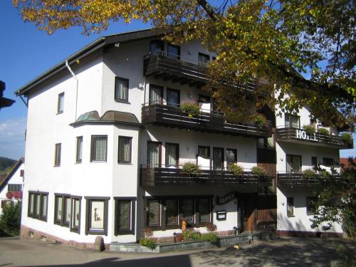 un grande edificio bianco con finestre e balconi di hotel rappen a Baiersbronn