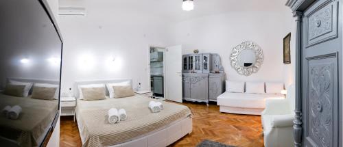 Un dormitorio con dos camas y un espejo. en Natalie's Home, en Belgrado