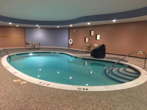 uma grande piscina num quarto de hotel em Holiday Inn Express and Suites - Bradford, an IHG Hotel em Bradford