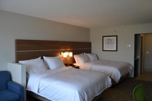 Säng eller sängar i ett rum på Holiday Inn Express & Suites Goodlettsville N - Nashville, an IHG Hotel