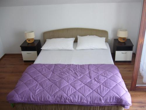 Un pat sau paturi într-o cameră la Apartments Barić
