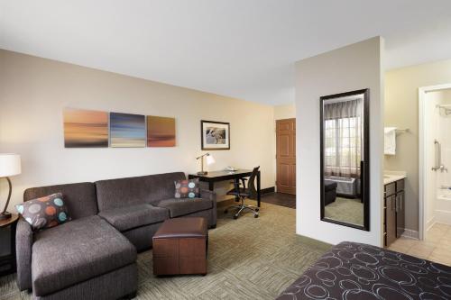 Posezení v ubytování Staybridge Suites Glenview by IHG