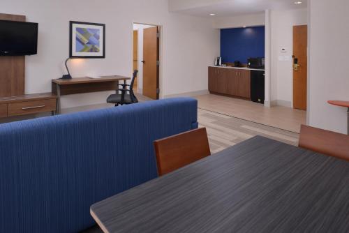 Una televisión o centro de entretenimiento en Holiday Inn Express Olean by IHG