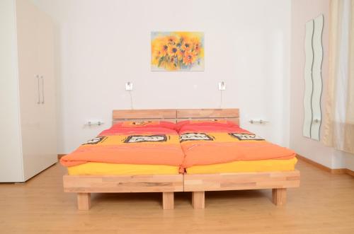 Bett in einem Zimmer mit Wandgemälde in der Unterkunft Guesthouse Casa Esperanza Basel in Basel
