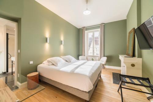 A bed or beds in a room at La Villa Ribière