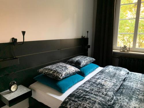 ein Schlafzimmer mit einem Bett mit zwei Kissen darauf in der Unterkunft POBUUDKA II Plebańska z widokiem na Rynek in Gliwice